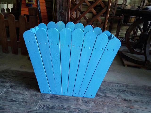 老板娘自己用水性漆调色涂刷店内各种彩色木花箱新鲜出炉