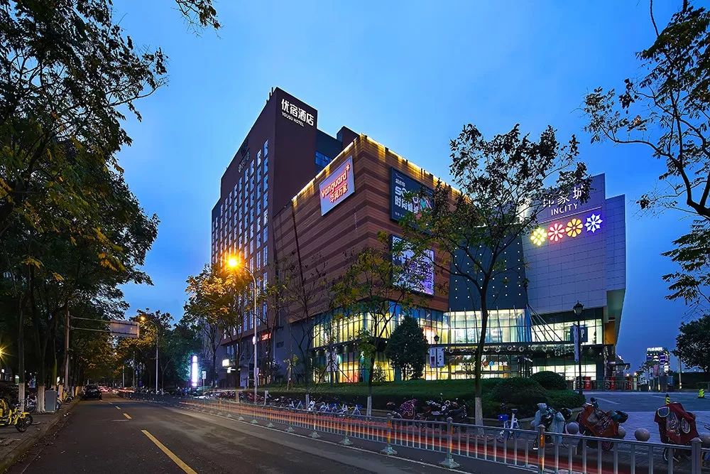 鄞州印象城馨园路路口初夏的宁波枝繁叶茂,一到晚上,月牙弯得只剩