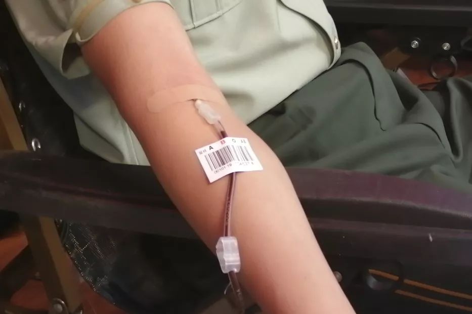 献血无损健康,救人公德无量 一个个结实有力的手臂,鲜红的血液缓缓