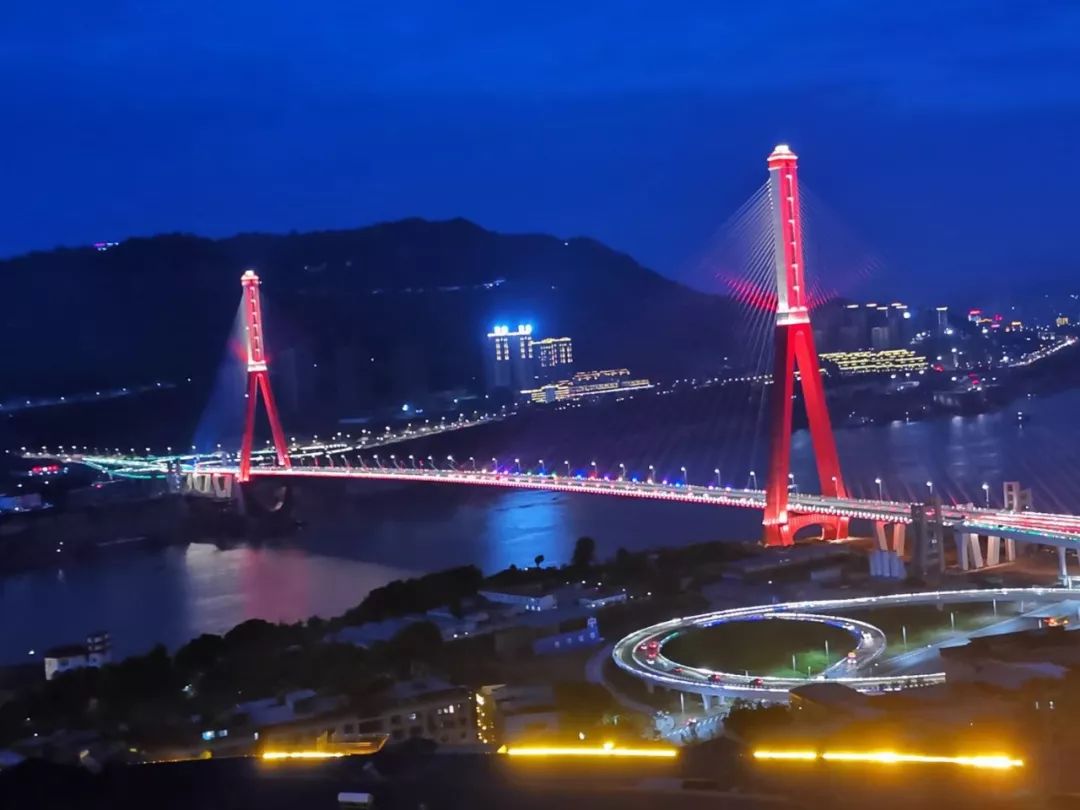犹如一道彩虹连接着南北两岸,在灯光的装饰下流光溢彩,夜晚的牌楼长江