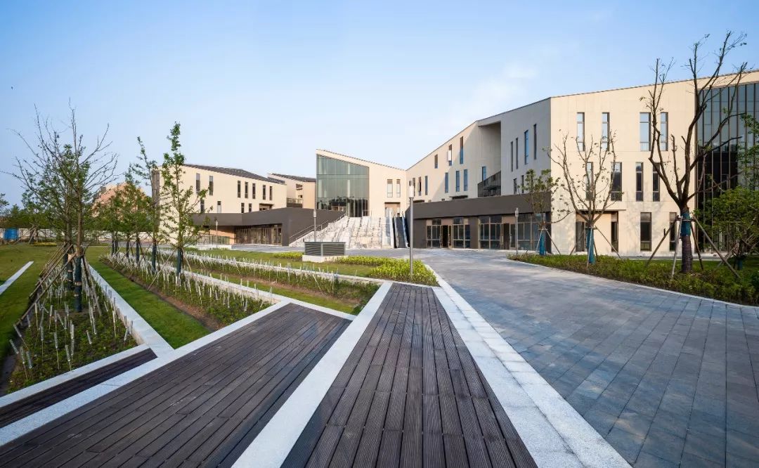 传统集市空间的现代商业中心临港新城配套商业公建中房建筑