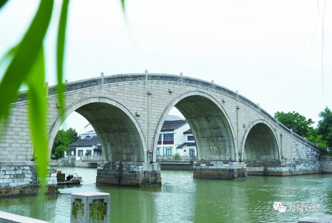 建国后万年桥旧照据说明代嘉靖年间,权倾朝野的严嵩在视察苏州后,极为