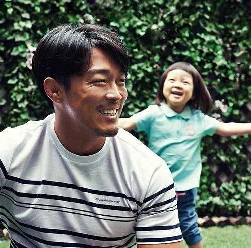 上亲子真人秀火遍亚洲43岁重返擂台秋成勋要打到女儿成年