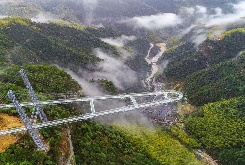 太刺激诸暨附近的天空悬廊比张家界玻璃桥恐怖10000倍96层楼高脚底就