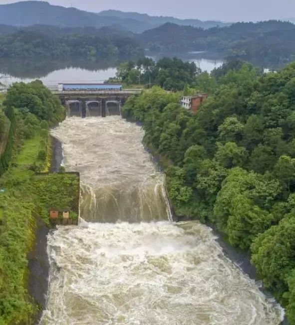 江口水库水位暴涨紧急泄洪场面壮观