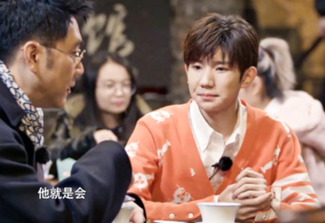 在涂鸦街上走了一圈,我发现,街道上拍照打卡的人多了,蹄花汤,交通茶馆