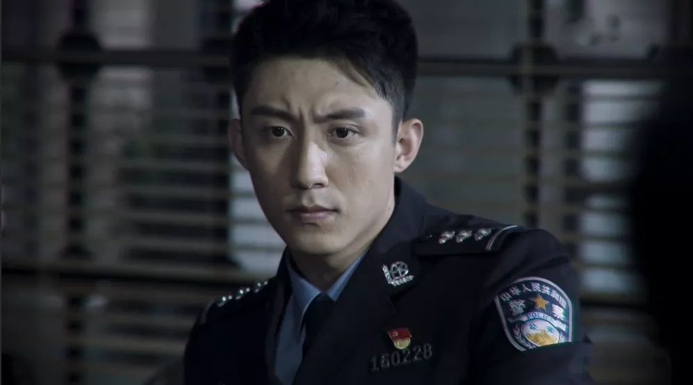 破冰行动中的制服诱惑