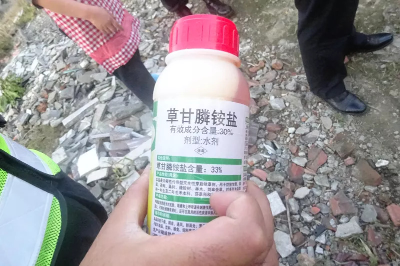 嘉兴一女子欲喝农药自尽好心群众及时挽救生命