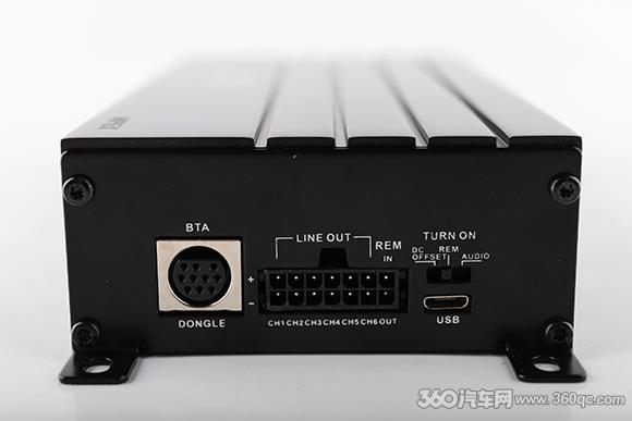 蓝牙模块,中间的线束插口可接入圣美歌专配的6声道rca低电平输出声道