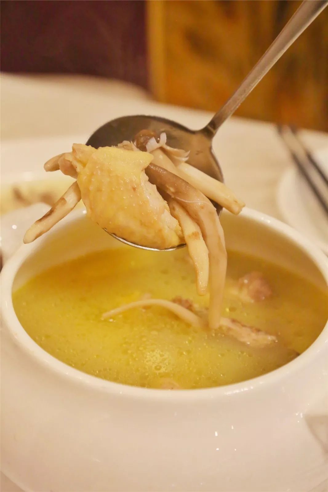 别的鸡汤即使撇去了上面一层油,还是很腻,但因为荔枝菌炖汤,带着些许