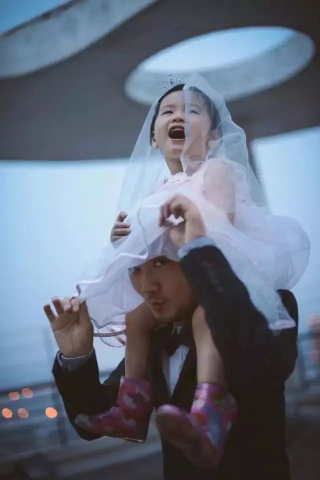 他给妻子和4岁女儿拍了一组裸照,结果火遍全网:这才是最高级的晒娃