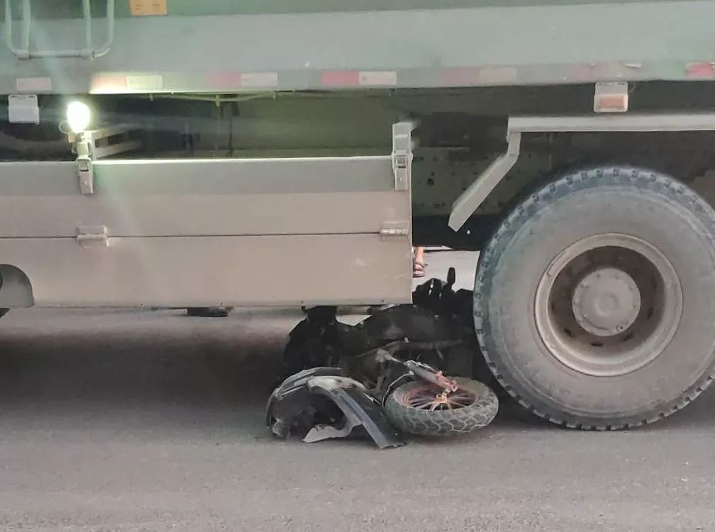 商丘凱旋路發生嚴重車禍,電動車司機遭碾壓當場而亡!