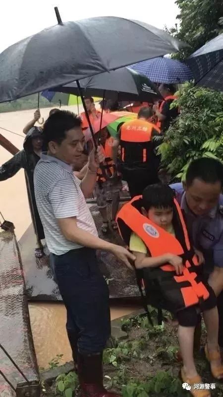 连平市公安局副局长黄福民率90多名特警,携带4艘冲锋舟,2条橡皮艇等