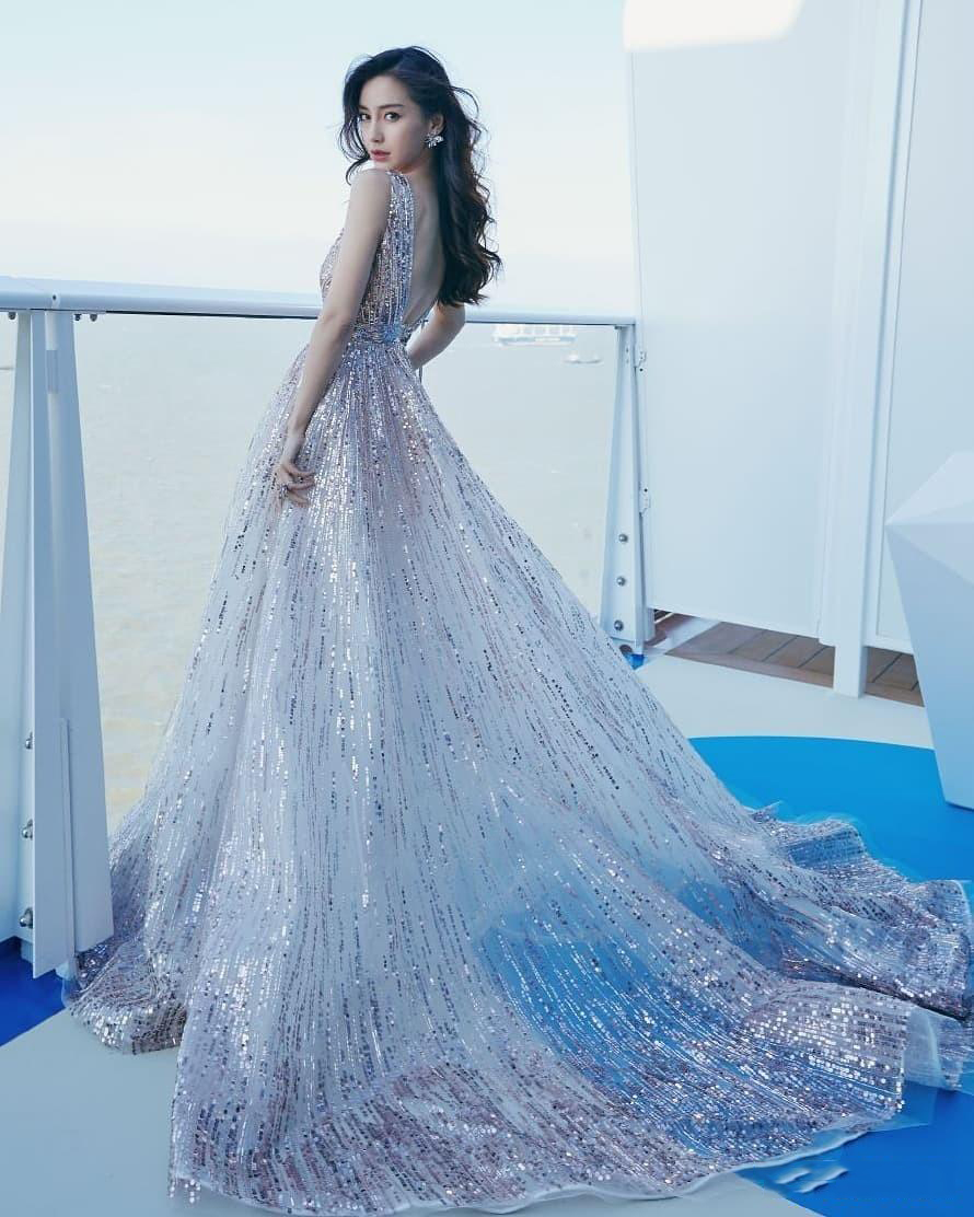 原创杨颖这次穿的西装裙有点诱惑人深v口贯穿全身细腰肥臀更惹眼