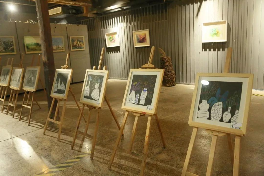 画展现场时尚的气质在这里酝酿艺术与生活在这里融合坐落于城市的