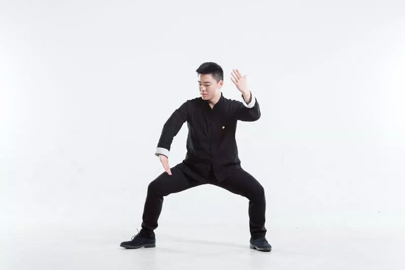 自幼拜在少林寺总教头释永智门下,修习佛法,禅学及少林传统功夫.