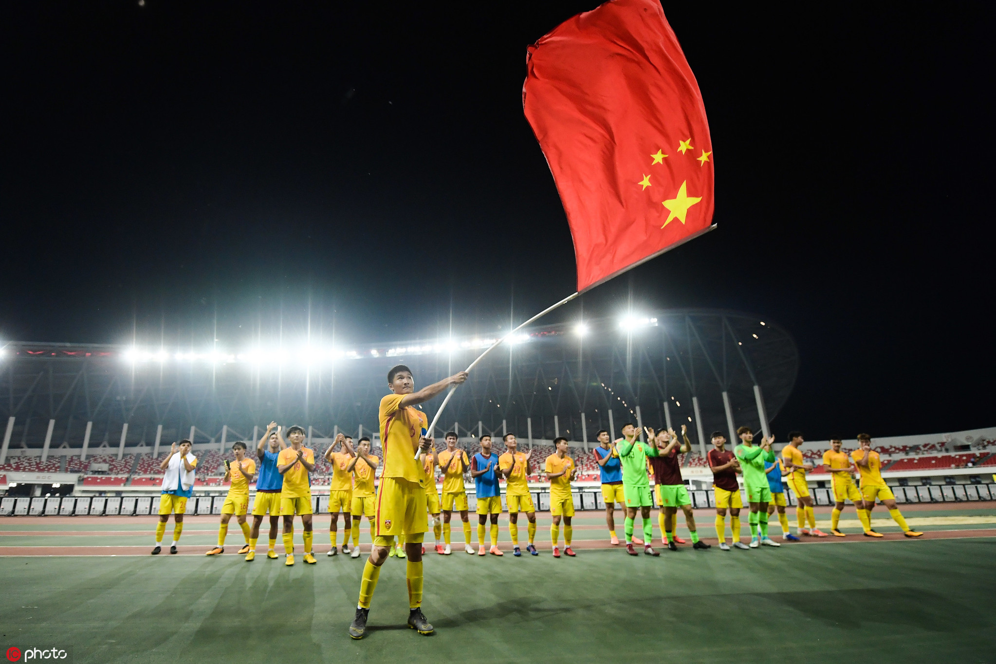 u20国足4-2再胜巴勒斯坦,队员谢场时霸气挥舞国旗