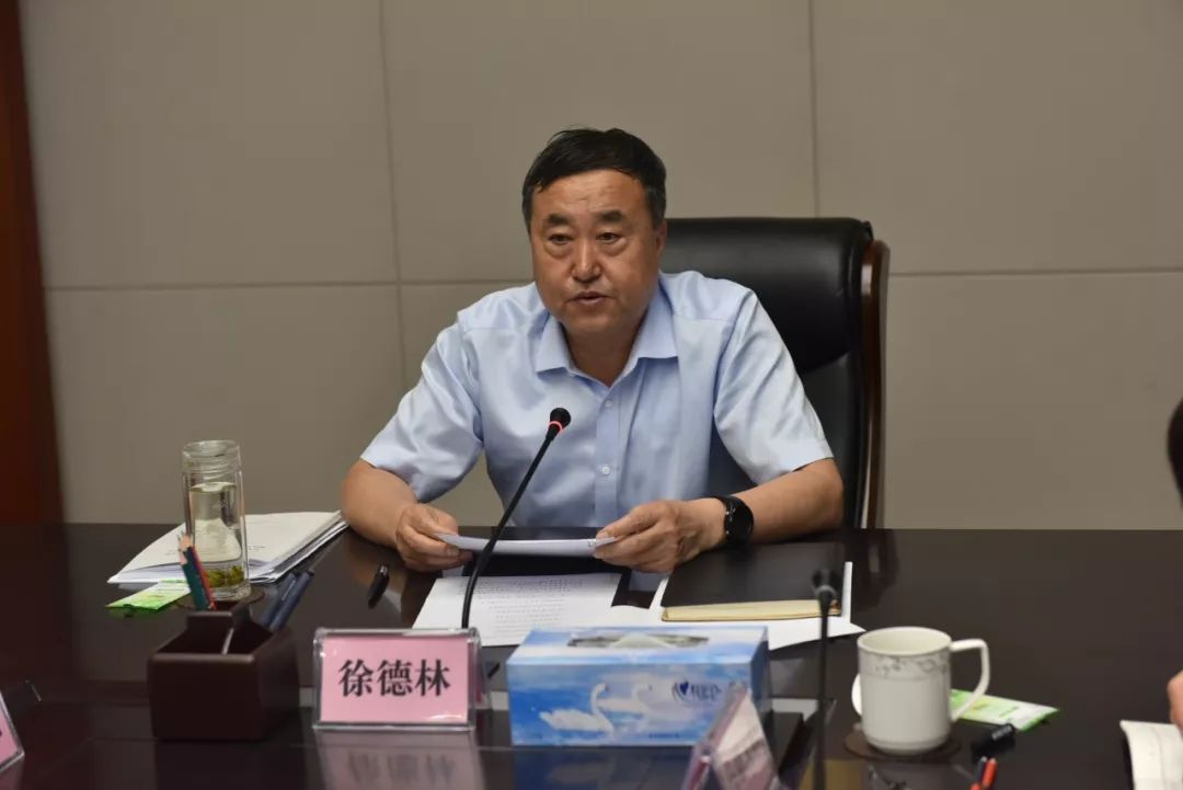 市人大常委会党组书记,主任徐德林主持会议,党组副书记,副主任乌恩孟