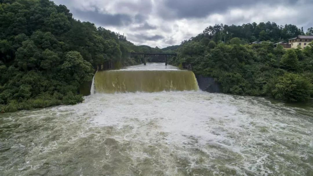 江口水库水位暴涨紧急泄洪场面壮观