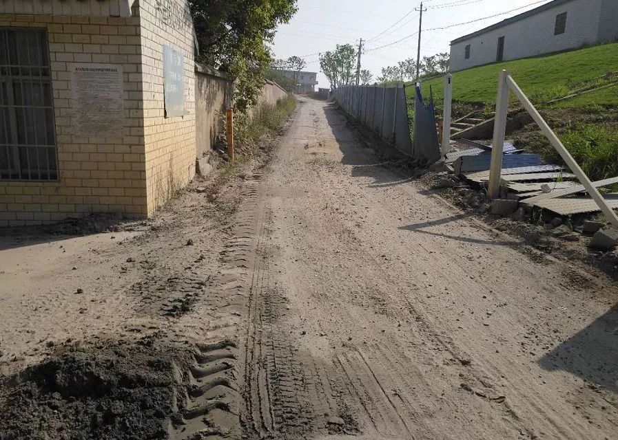 六点,巡查人员就发现刊江大道,金盘路,武穴大道沿线有车辆抛洒的煤渣