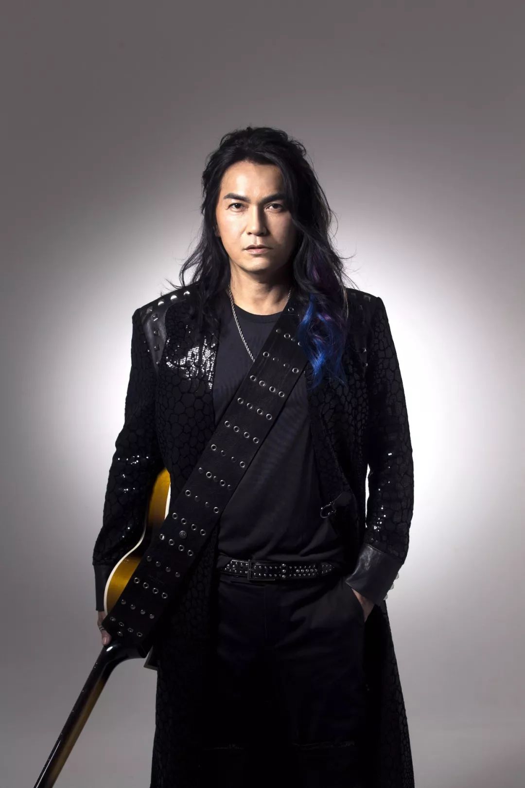 他嗓音沙哑具有磁性他长发卷曲野性十足他是台湾知名摇滚唱将迪克