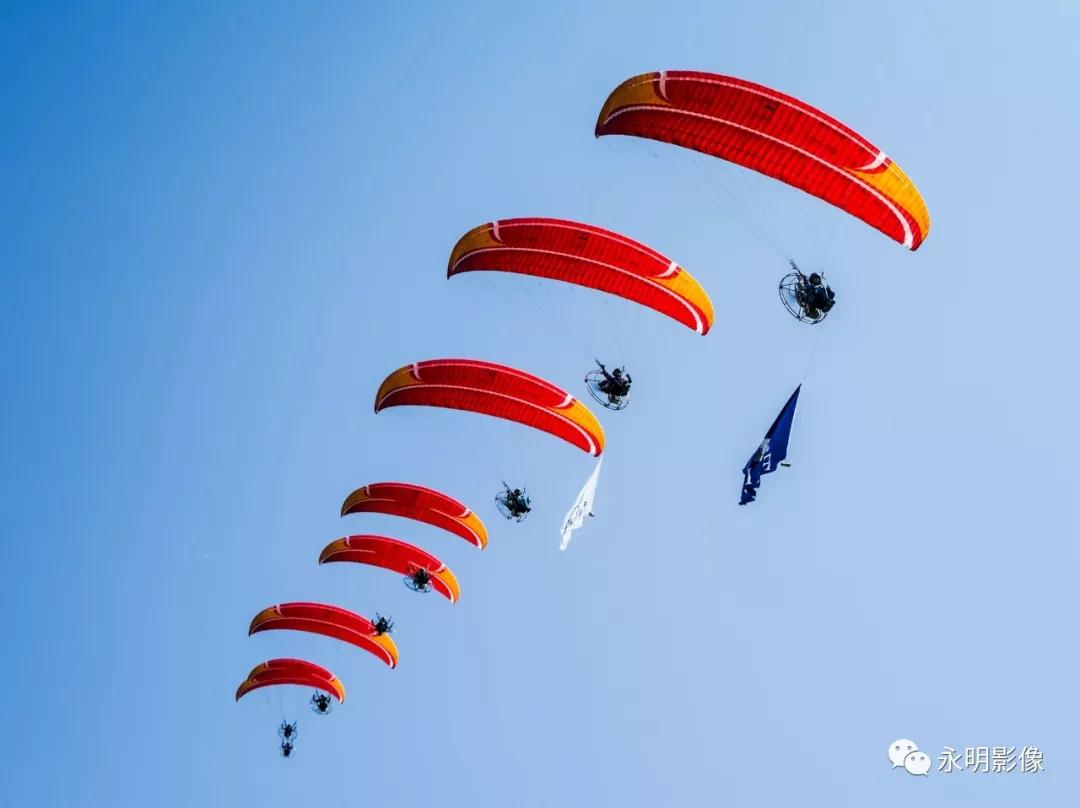 伞花飞舞 翱翔蓝天——2019滑翔伞世界杯中国站比赛动力伞表演