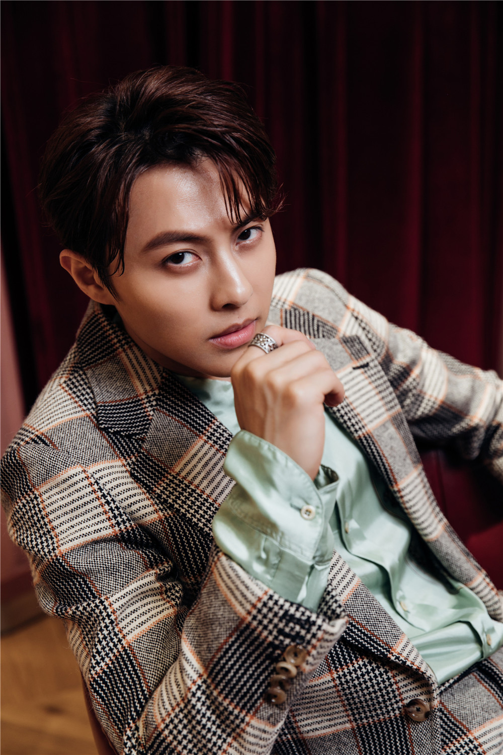 王子邱胜翊受邀出席时尚派对 绅士贵气诠释复古风穿搭