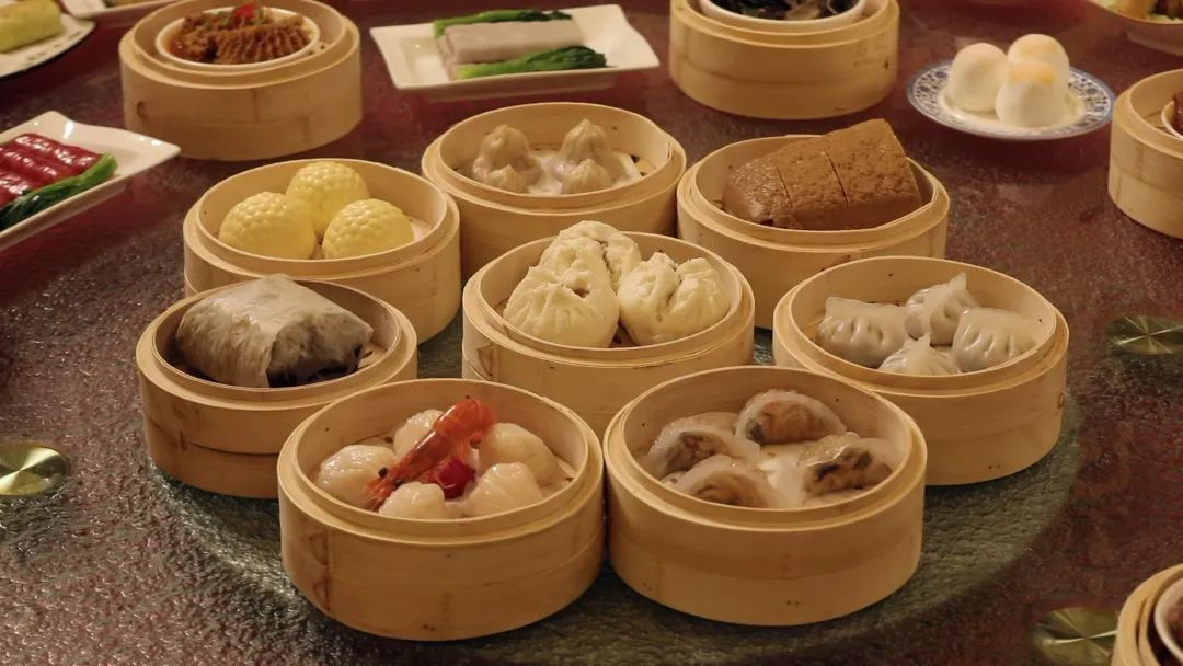 广式早茶里的"四大天王" 精致细巧1制作吊炉烧鸡的准备材料撩动着人们