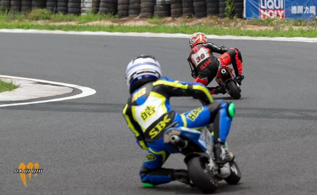 别人家的爸妈已经教会孩子骑摩托车压弯了