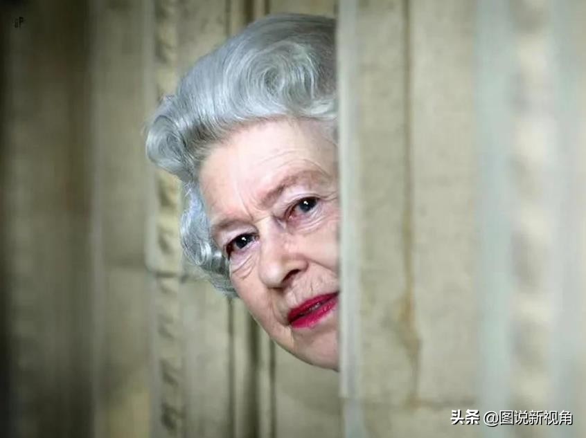 英国女王眼睛诡异图片