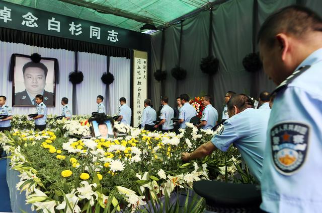 吕梁千名干部群众含泪送别因公牺牲民警白杉