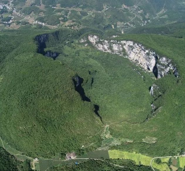 万州周边惊现一超级大天坑,口径达1000米,国内罕见!