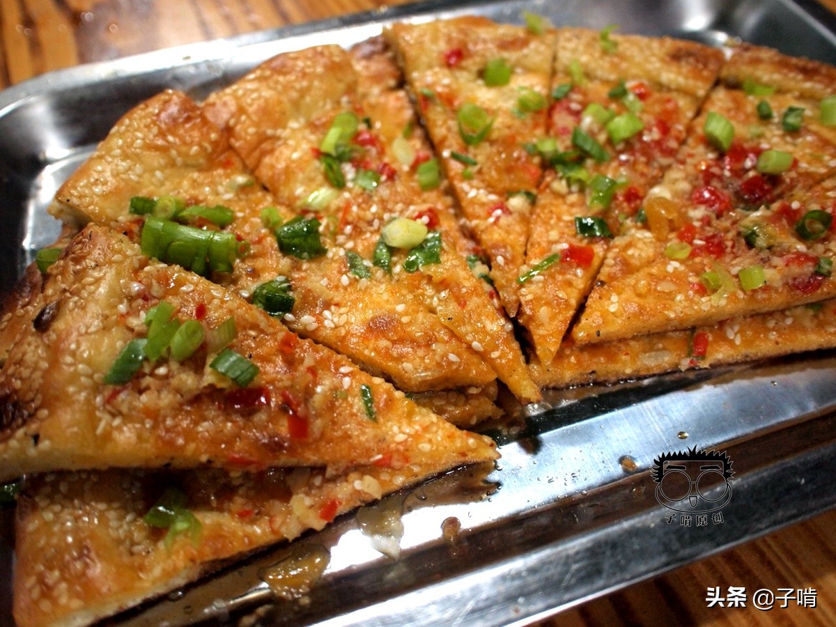 哥仨吃夜市烧烤200元,吃七八个菜还喝净了一箱啤酒,忒爽的滋味