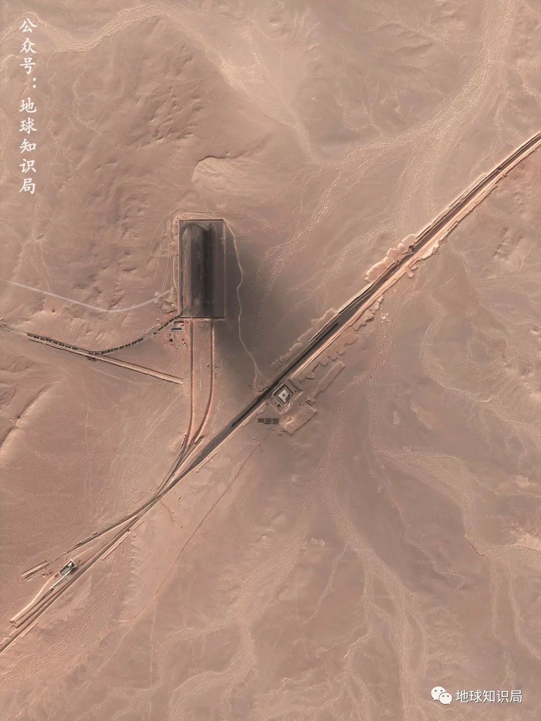 2006年,东起包兰铁路临河站,西至中蒙边境策克口岸的临策铁路开工建设