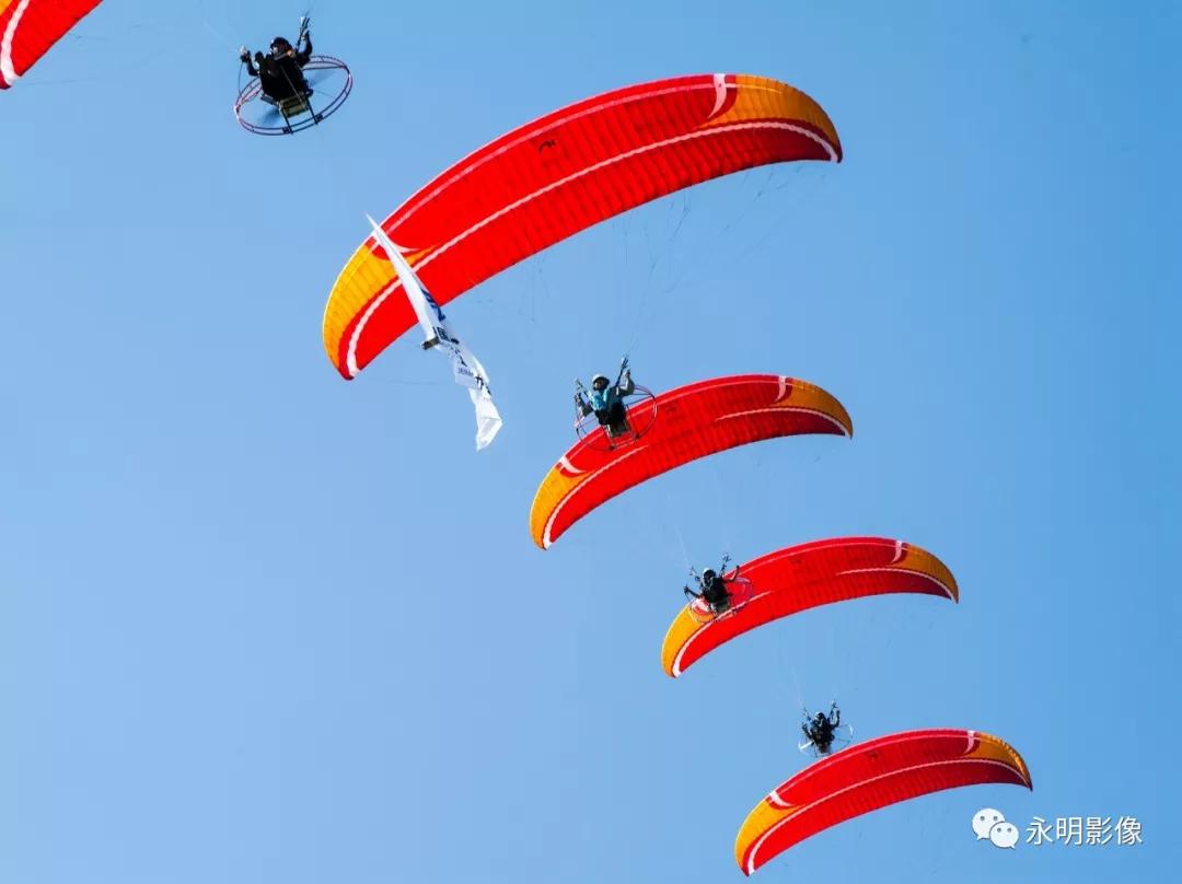 伞花飞舞 翱翔蓝天——2019滑翔伞世界杯中国站比赛动力伞表演