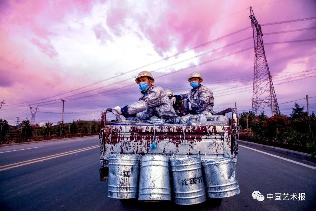 向着太阳出发 王保平 摄基石 丁建峰 摄雨雪中玫瑰 李捷 摄时代的见证