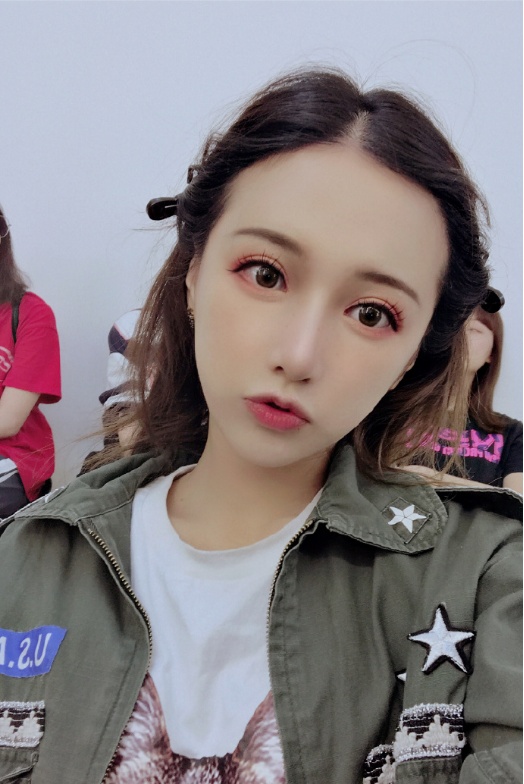 王者荣耀职业联赛kpl总决赛火热开启,丸子呦现场为rng.m打call