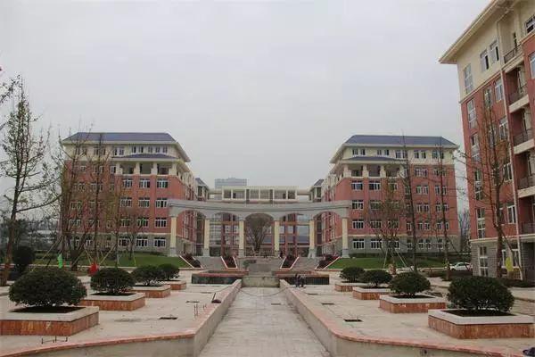 巴南中学(重庆34中):龙洲大道34中路口禁止社会车辆停放,考试期间禁止