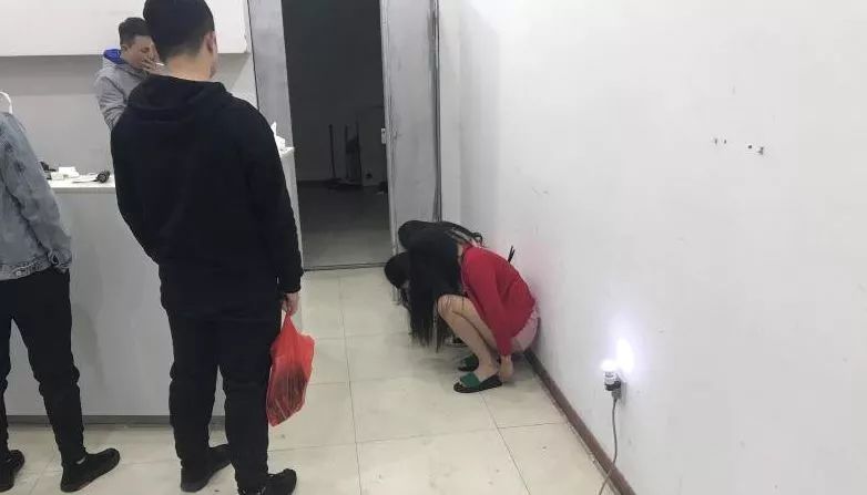 3姐弟组织百名女子卖淫警方突袭抓捕近50人