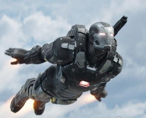 《美队3》战争机器被击中摔成重伤,为何钢铁侠被坦克击中却没事