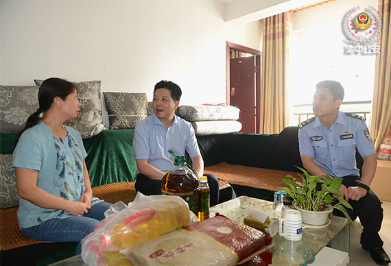 鲁荣锋副区长看望慰问困难群众