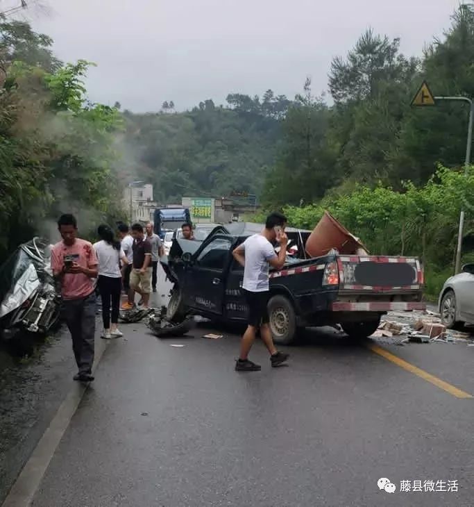 突发藤县太平东荣这个路段多车相撞现场还有人受伤