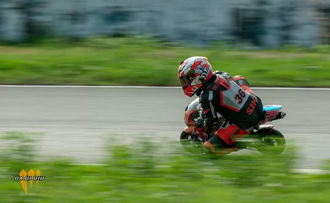 别人家的爸妈,已经教会孩子骑摩托车压弯了