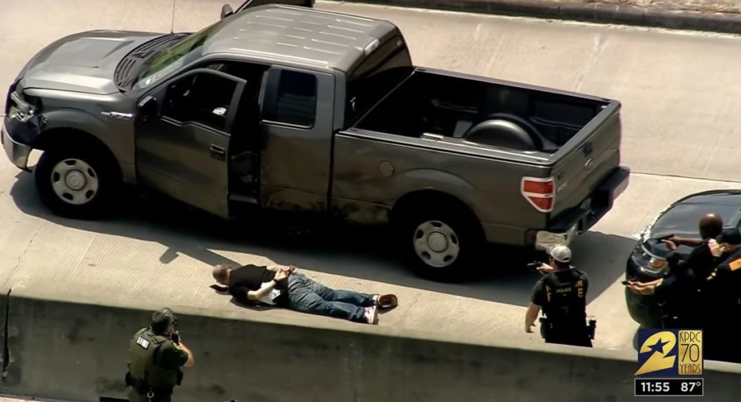 突发休斯顿高速公路上演警匪追逐警方查获100万毒品