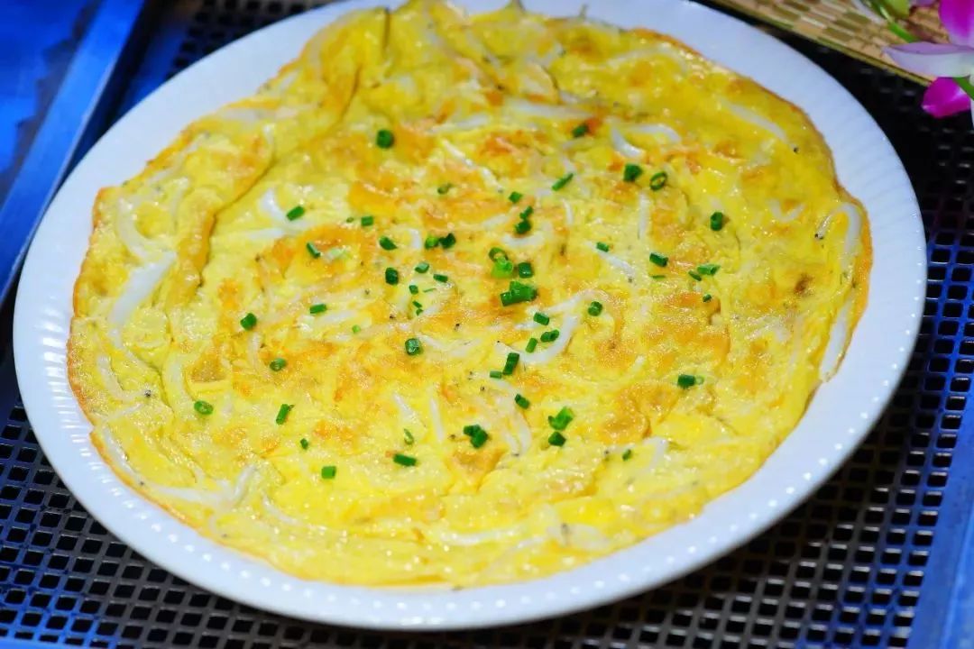 用新鲜银鱼与蛋液拌匀,以油煎烹制的银鱼煎蛋,成菜黄中间白,食之软润