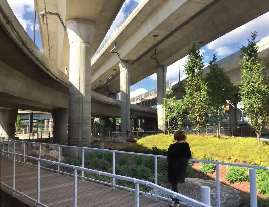 除了设置水泥锥天桥底下还可以有这么多做法