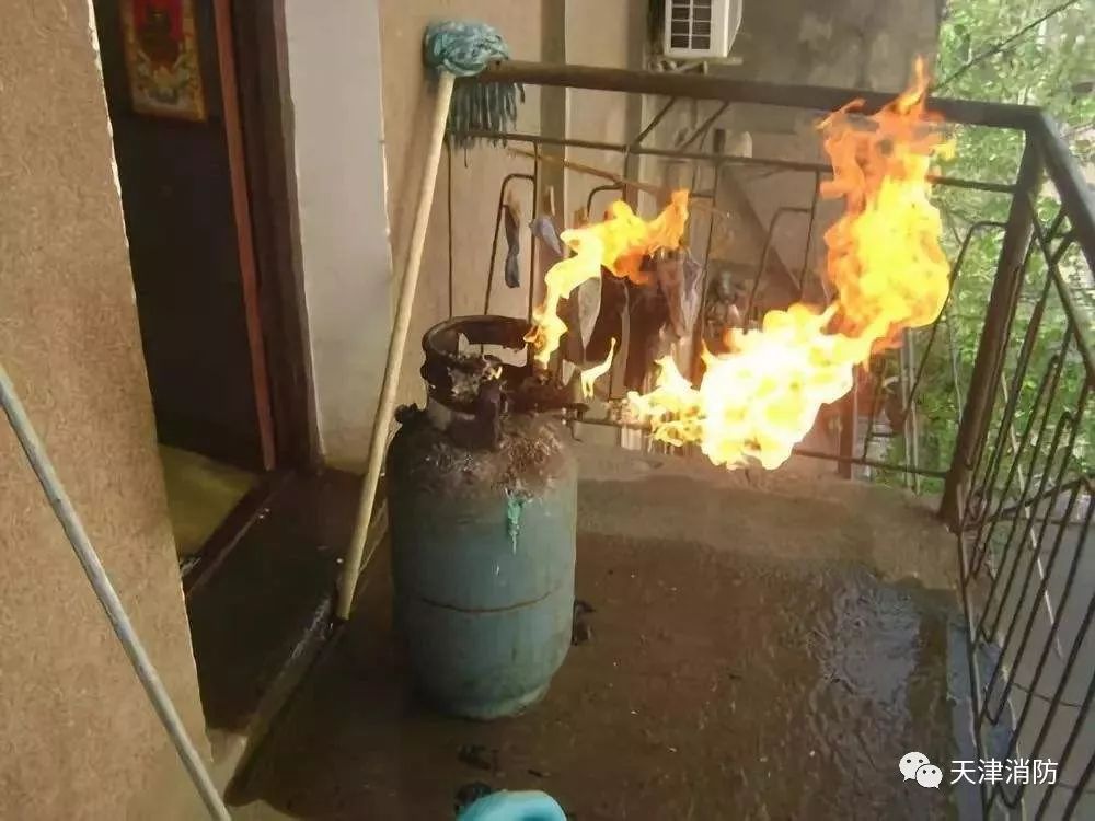 当闻到浓重的煤气味,首先要寻找味道的来源,打开门窗,稀释有毒气体.
