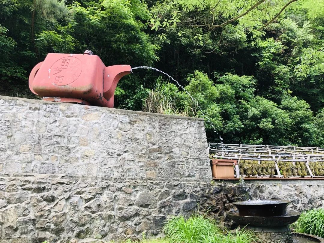 高山瀑布這就是讓人流連忘返的香泉灣度假區兩山相擁,一泉中流,四季