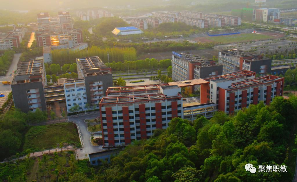 重庆医药高等专科学校重庆传媒职业学院是重庆市人民政府批准,教育部