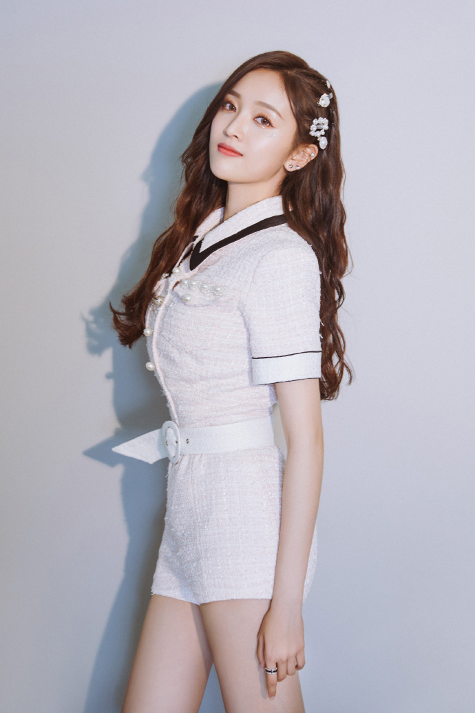 火箭少女101全家福满屏都是白裙长腿